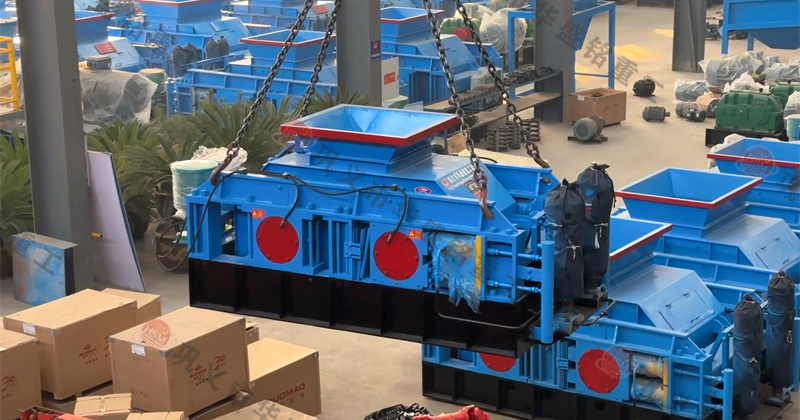 華盛銘液壓對輥機適合鵝卵石制砂，設備型號齊全可參考